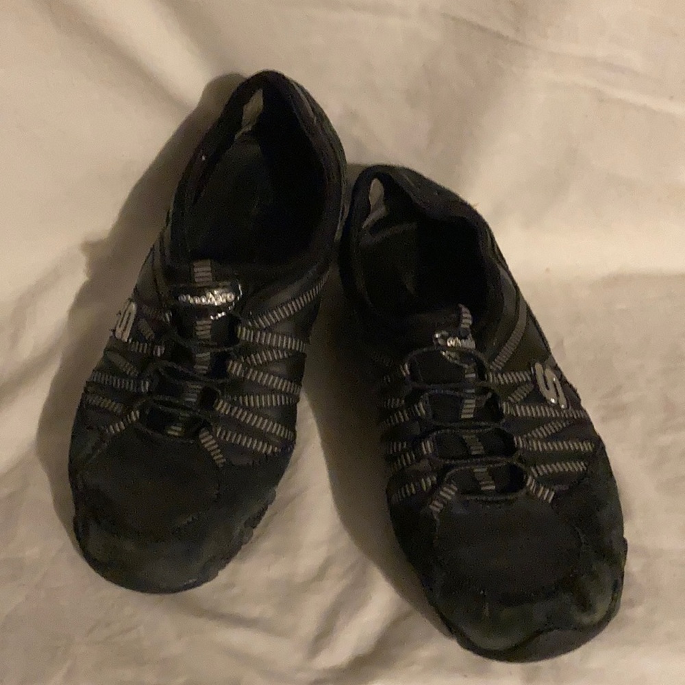 Sketchers tennis shoes black